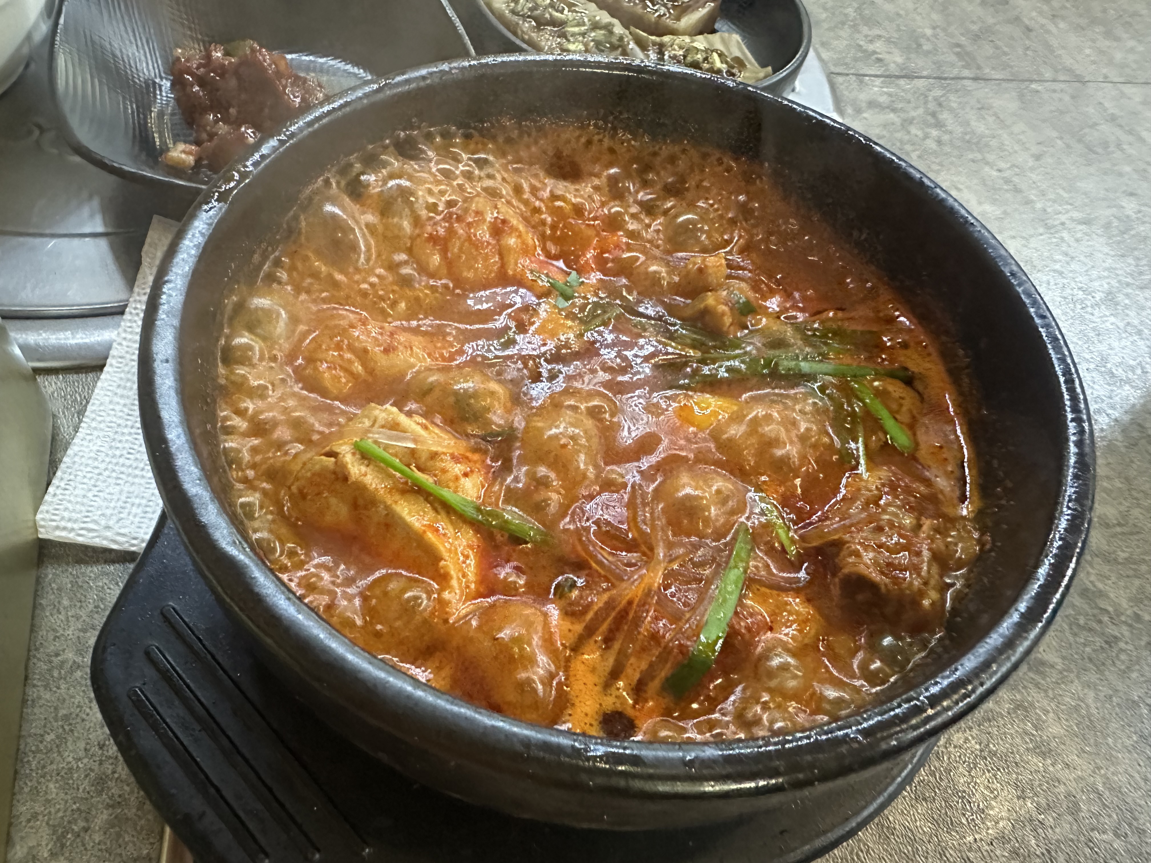 뚝닭 or 뚝불 뭐먹지?(서울 용산 삼각지 맛집 솔뫼, 점심 한식 밥집 맛집, 뚝배기 닭볶음탕, 뚝배기 불고기, 반찬 푸짐, 떡볶이 반찬, 도시락밥, 계란후라이 서비스, 저녁엔 전집, 완전 추천, 닭도리탕)