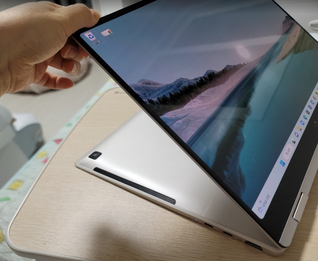 갤럭시 북3 프로 360 회전 모습