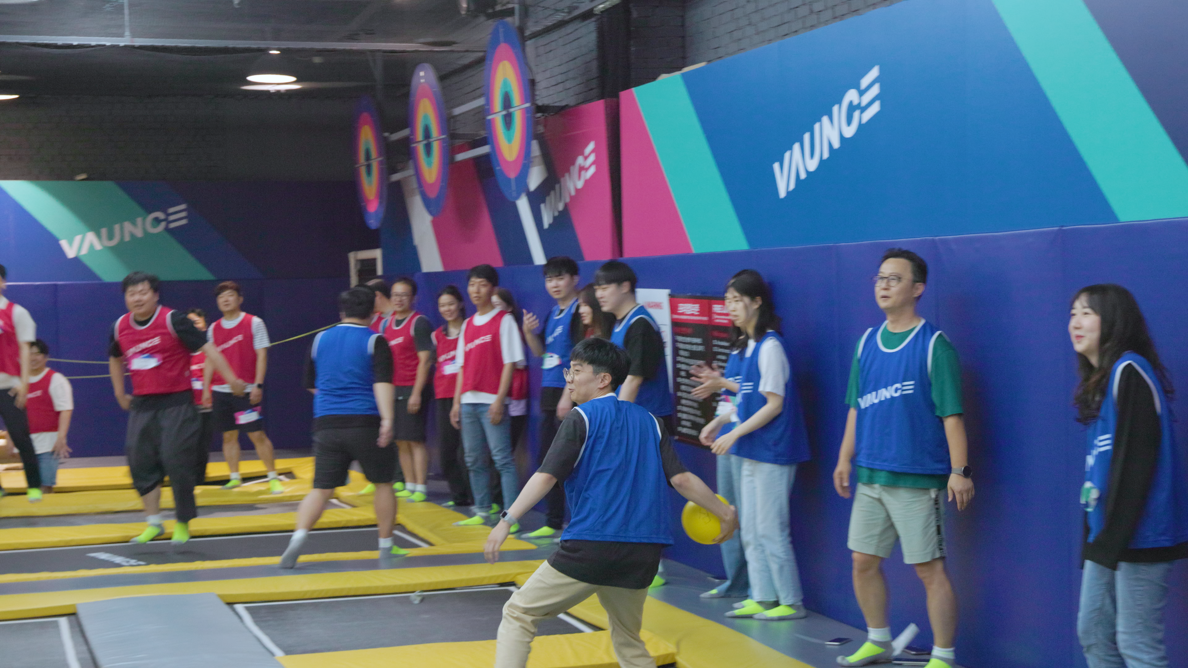 한 사람이 앞에서 공을 쥐고 던지려고 하고 있다.