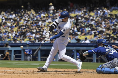 완벽한 스윙으로 담장을 넘기는 오오타니