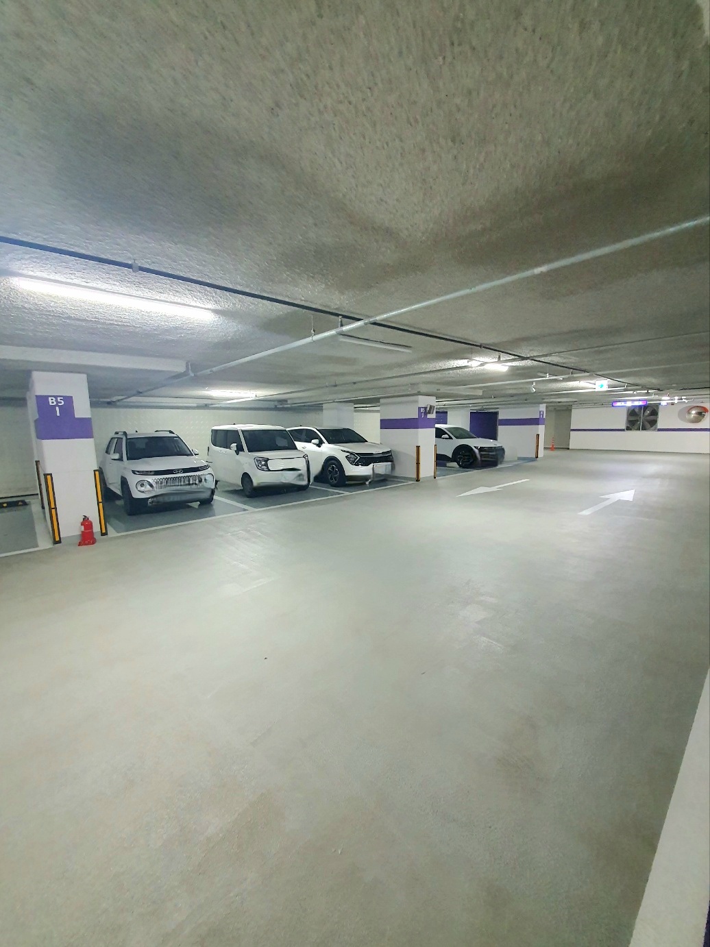 주차-공간이-넉넉합니다.