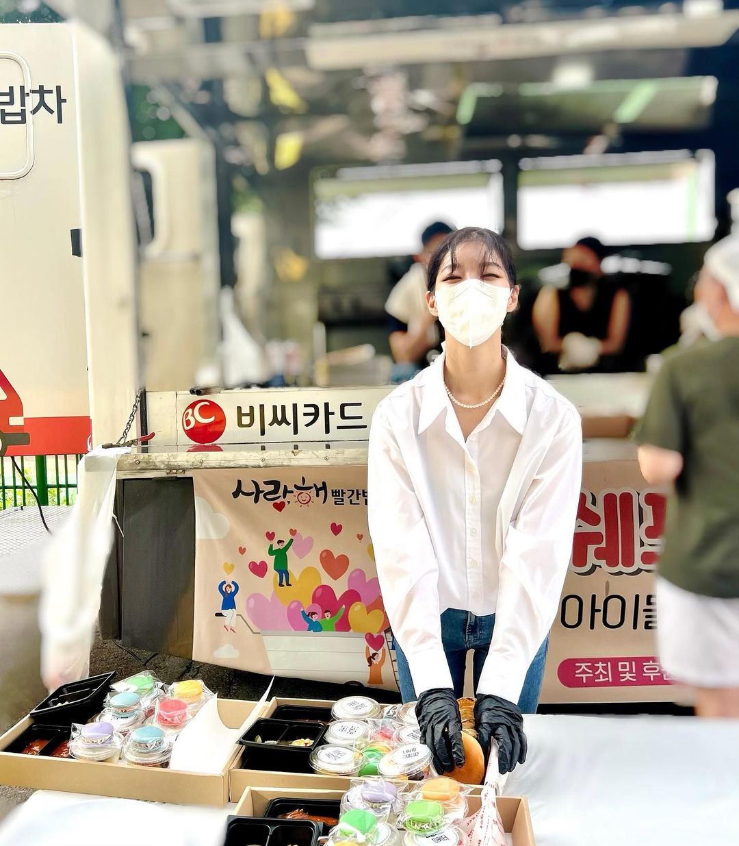 사랑의 밥차 봉사활동 하는 임사랑