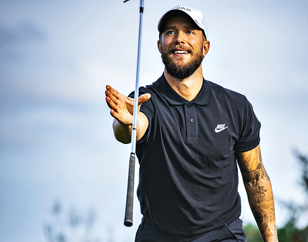 군청색-나이키-골프셔츠를-입고-아이언을-든-남자-골퍼