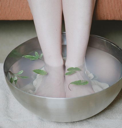 손발 차가움으로 족욕을 하고 있는 이미지