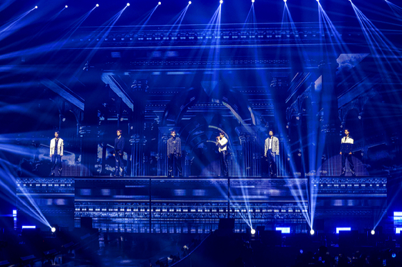 그룹 2PM이 10일 서울 송파구 잠실실내체육관에서 15주년 콘서트 'It's 2PM'를 열고 무대를 펼치고 있다. [사진=JYP엔터테인먼트]
