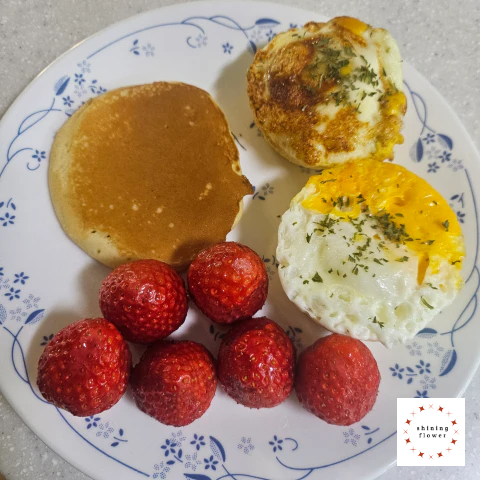 계란빵-핫케이크와 딸기와 계란빵 완성