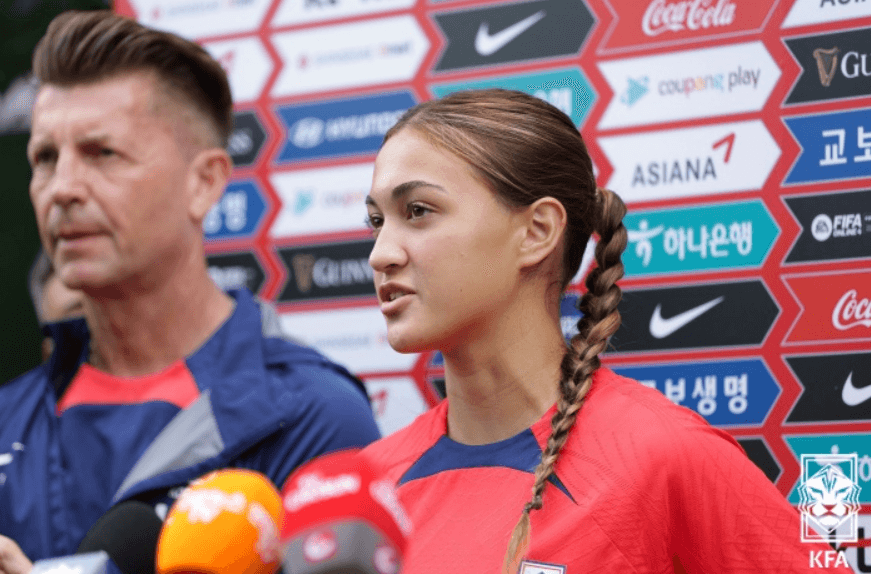 여자 월드컵 엔트리 멤버 케이시 페어가 인터뷰 하고 있는 장면