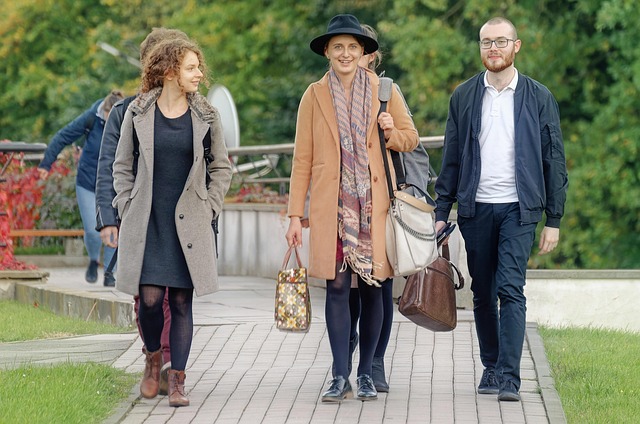 천천히 느리게 걷는 사람들 원 산책로에서 함께 걷는 세 사람의 모습. 세대가 다른 사람들이 나란히 걸으며 웃고 있다.