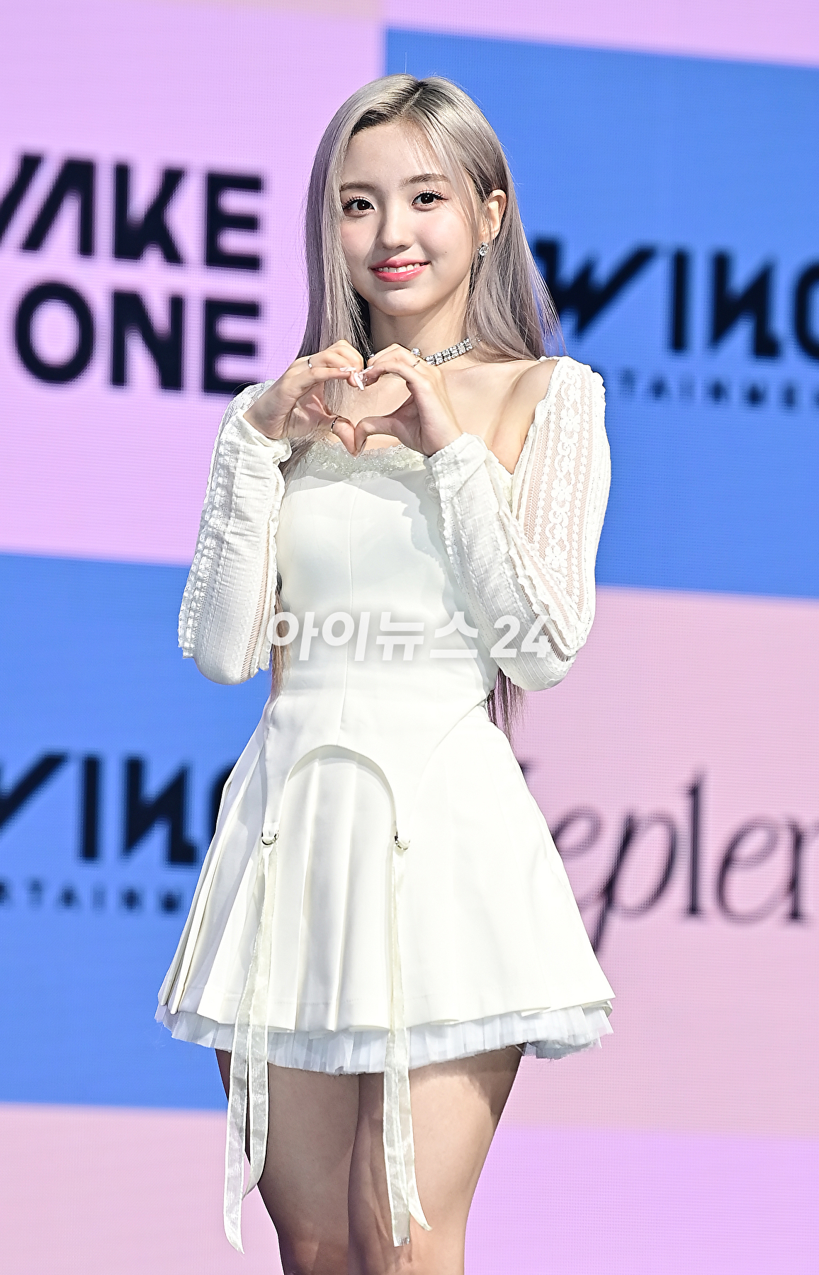 걸그룹 케플러(Kep1er) 강예서가 25일 오후 서울 광진구 예스24 라이브홀에서 열린 다섯 번째 미니앨범 'Magic Hour' 쇼케이스에서 포토타임을 갖고 있다. [사진=곽영래 기자]