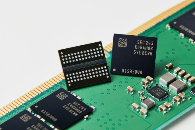 삼성전자의 12나노급 DDR5 D램.