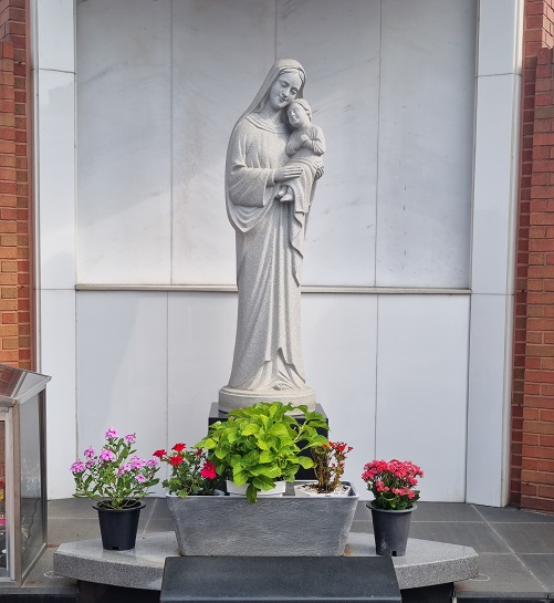 수원 율전동성당 성모자상