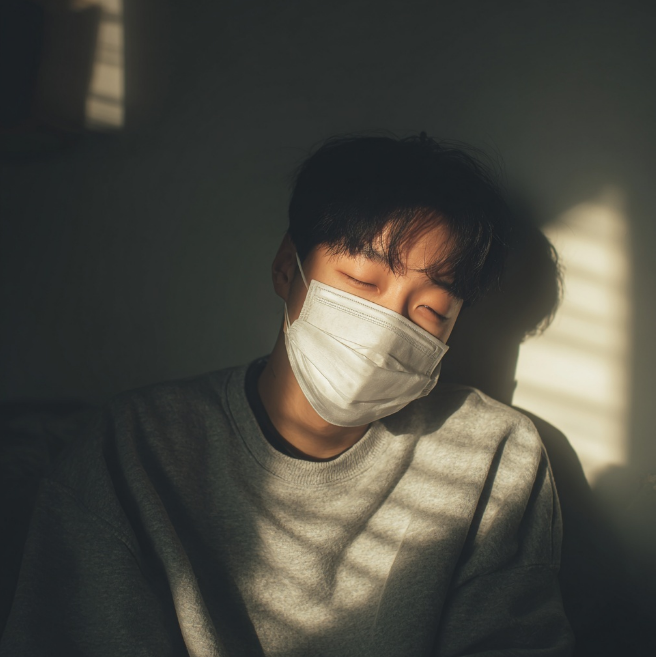 독감으로 힘들어 하는 남성