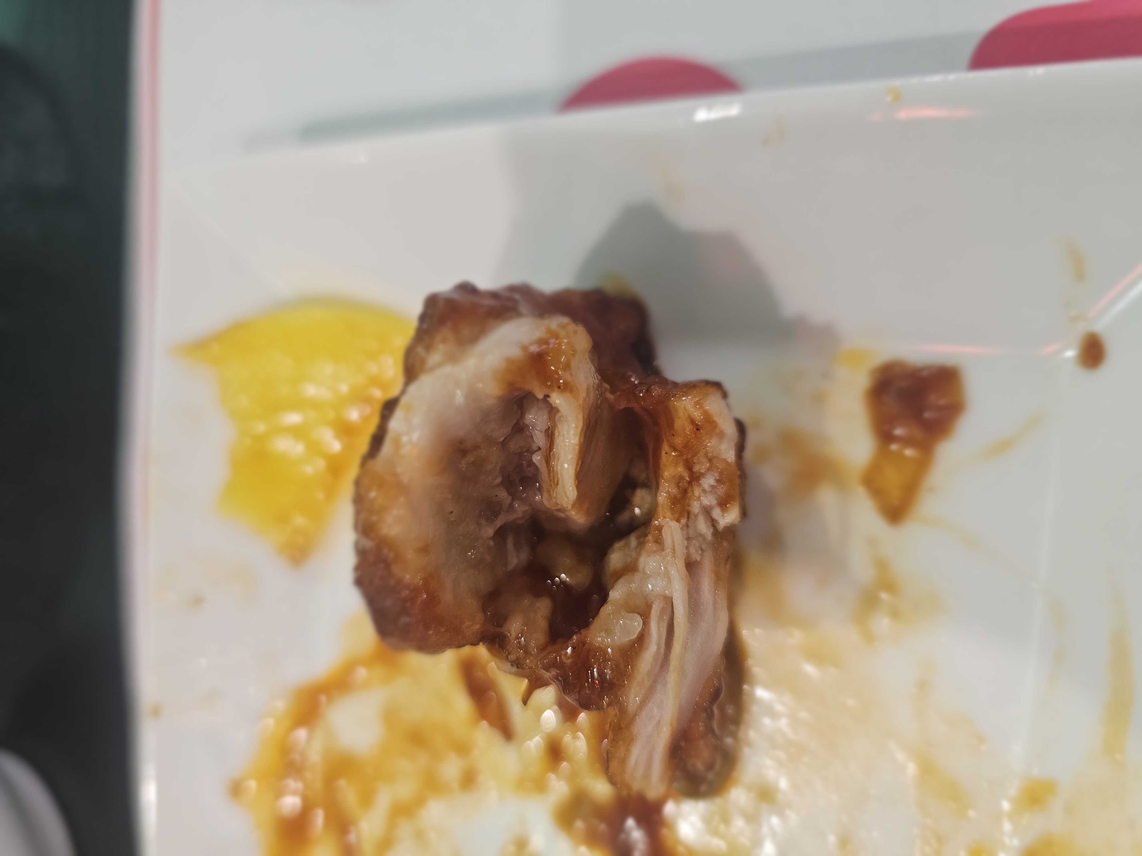 부산 서구 차차알 깐풍기 클로즈업, 오렌지 곁들인 닭고기 단면