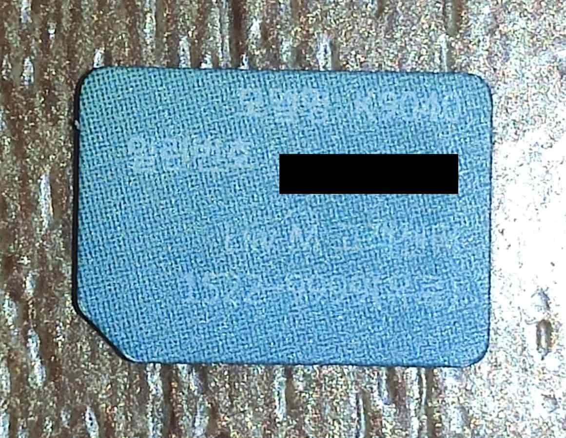 유심 카드에서 분리한 마이크로 유심