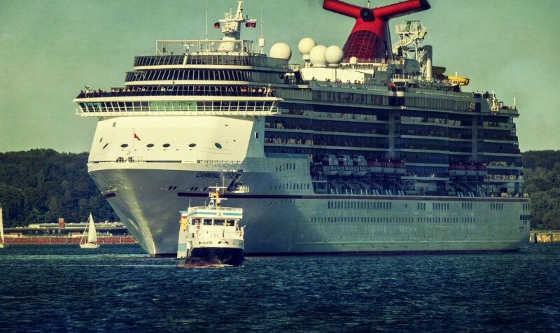 바다위를-나아가는-크루즈