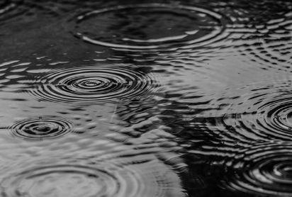 2024년 장마기간 기상청 예보 확인하기와 관련된 비오는 날 바닥에 빗물이 고여 있는 사진