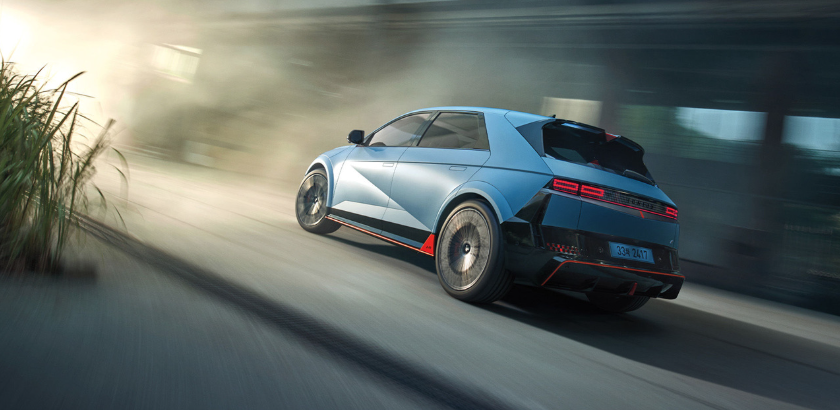 퍼포먼스 블루 색상의 아이오닉 5N이 공도를 주행하고 있는 모습