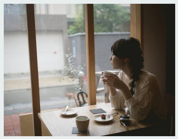 비 오늘 날 카페 안에서