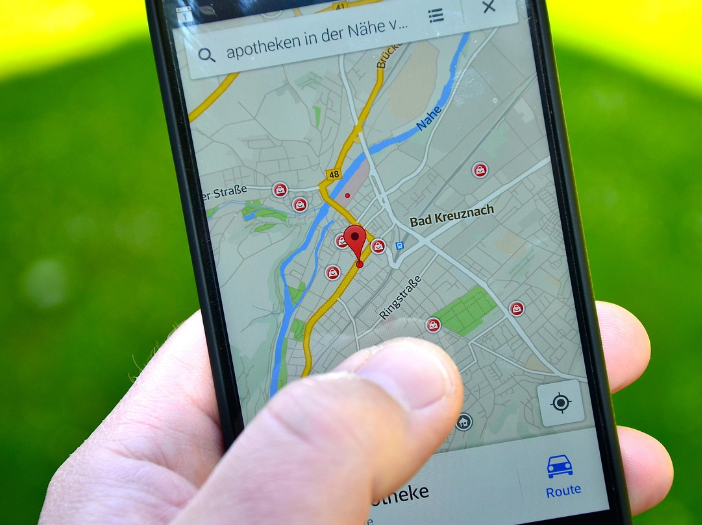 핸드폰 위치추적 어플로 위치 파악중인 사진