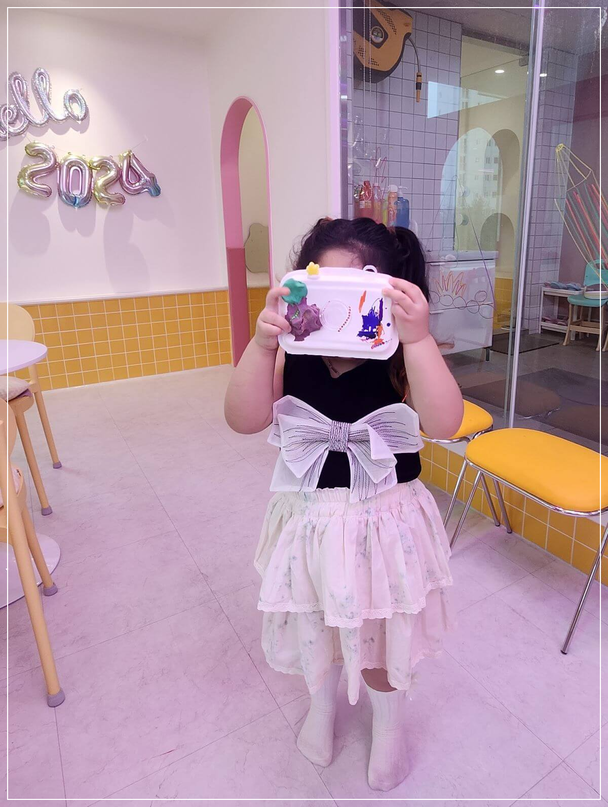 용인-동백-키즈카페에서-미술-활동에-참여하고-있는-아이,-창의적이고-즐거운-시간을-보내고-있습니다.