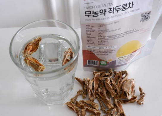 무농약 작두콩차와 유리잔에 우리기