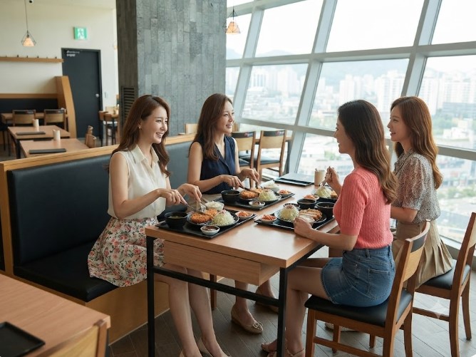 노원 롯데 백화점 9층 식당가에서 맛있는 음식을 즐기는 사람들