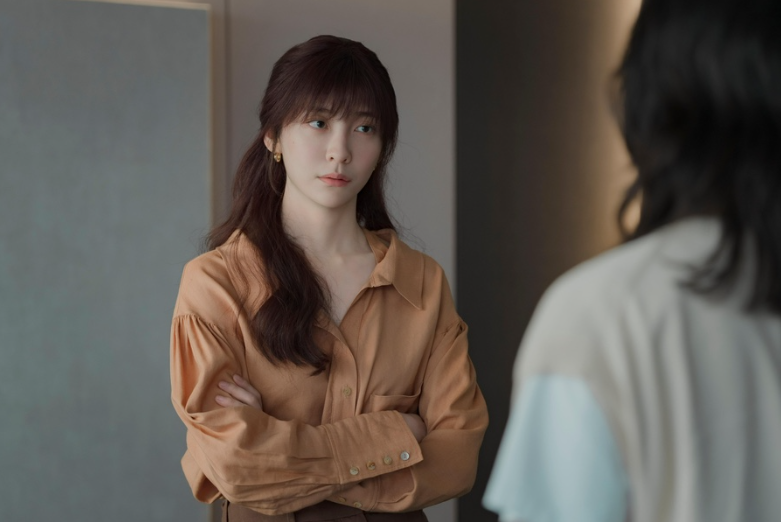 박지현 배우님이 팔장을 낀 모습