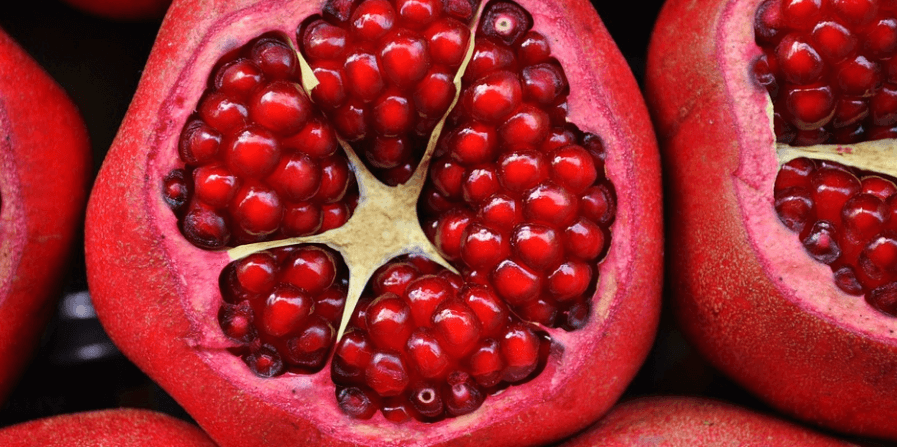 윗 머리가 잘라져 있는 석류