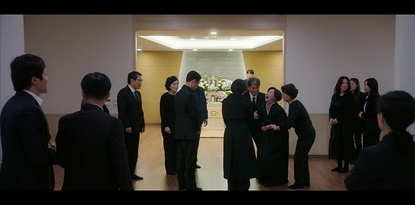 장례식장에-온-인호와-정숙
