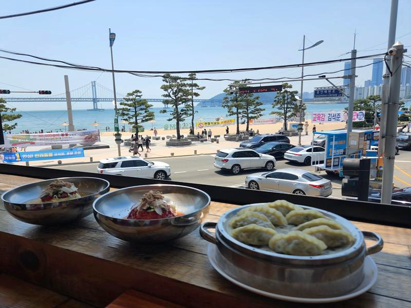 광안대교가_보이는_밀면집