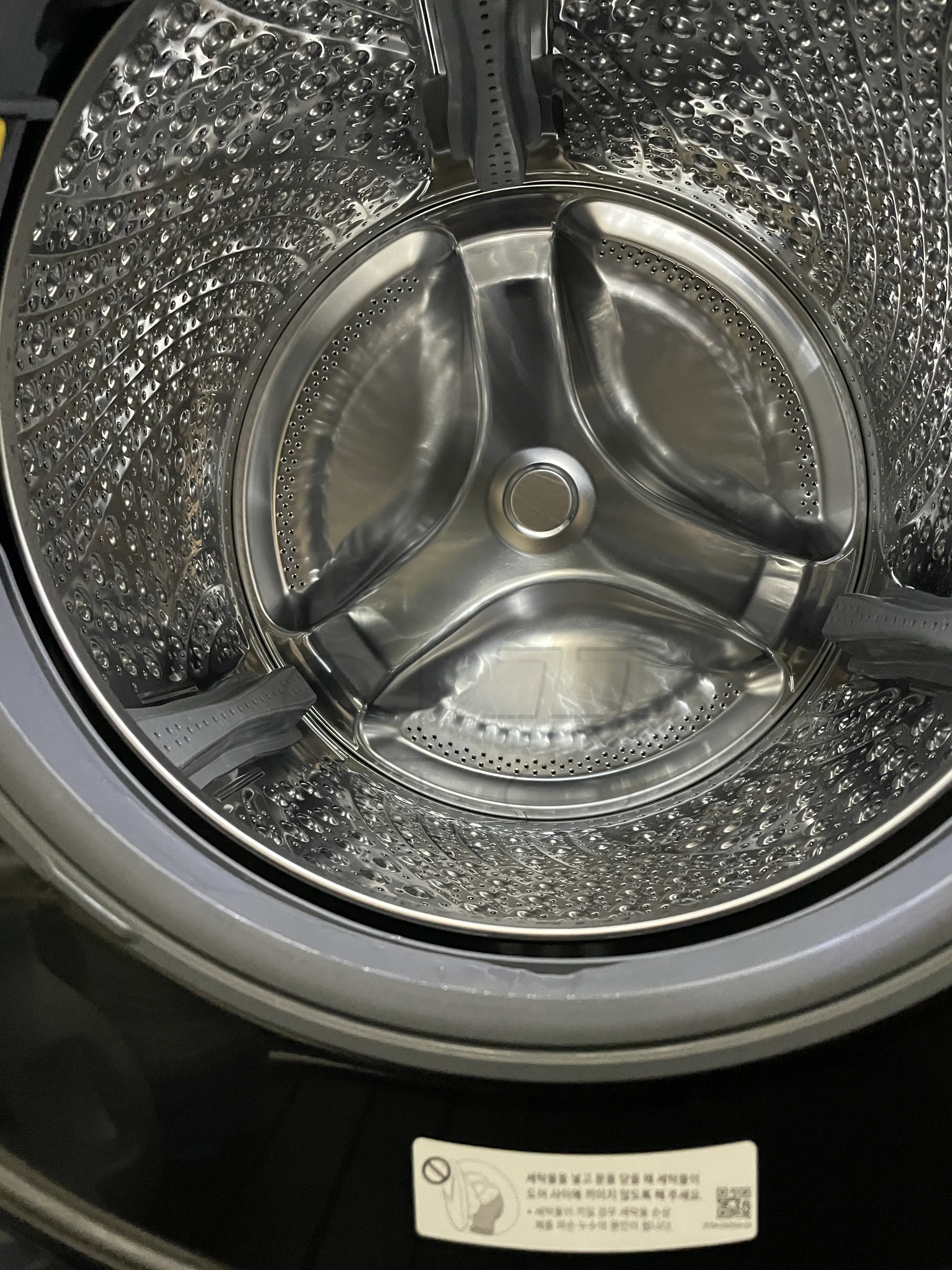 드럼세탁기 문 잠김 발생 시 문 여는 방법 4가지 중 세탁기 내부 센서 관련 사진