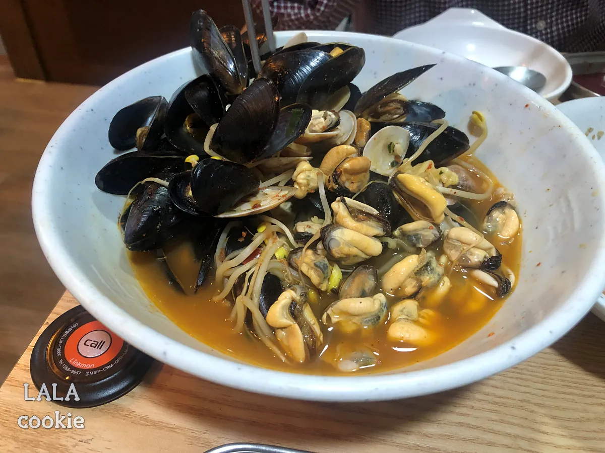 대구-달서구-상인동-조개구이-맛집-아싸가리비-해물라면-홍합을-까도-계속-있다