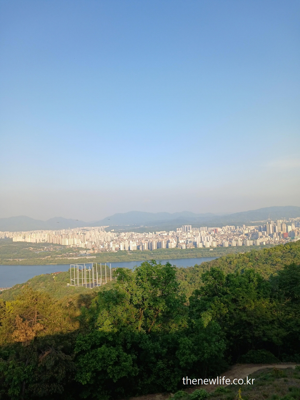 ❌ Panoramic view of Seoul from the top of Achasan Mountain &ndash; a rewarding sight after fat-burning hiking workout-아차산 정상에서 바라본 서울 전경 &ndash; 복부비만에 좋은 운동인 등산의 보상 같은 풍경