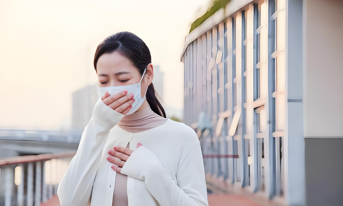 길거리에서성인여성이마스크쓰고기침하는모습