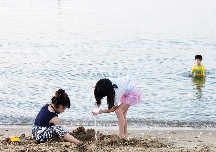 어느세 물에 흠벅저ㅉ은 쿠웅이와 젖은채로 모래놀이하는 쿠앙이