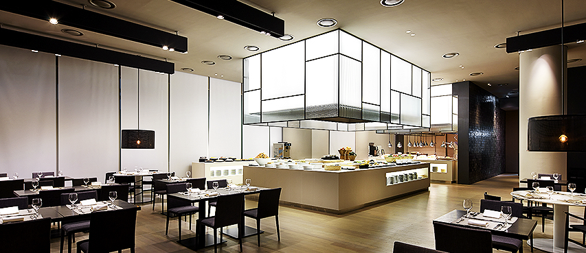 신라스테이 역삼 뷔페 레스토랑 내부 전경 - 해산물 코너와 그릴 스테이션이 있는 모던한 호텔 뷔페