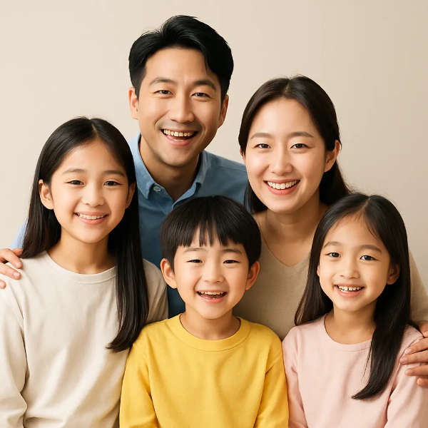 밝게 웃으며 포즈를 취하는 한국인 다자녀 가족, 부모와 세 자녀가 따뜻한 분위기 속에서 함께한 스튜디오 가족사진