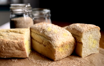 탄수화물 높게 함유된 흰 빵 모습