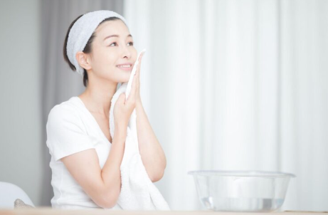 세수를 하고 있다.