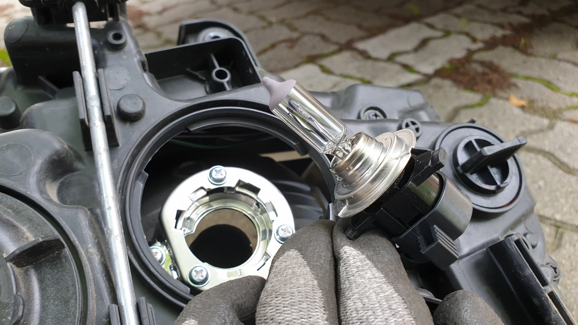 헤드라이트 램프 빼놓은 모습