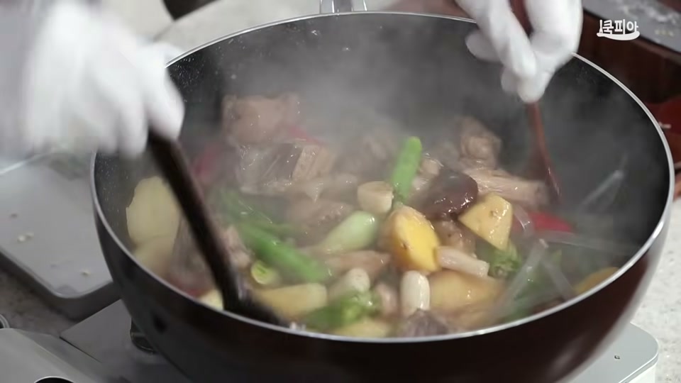 고추와 당면을 넣고 볶는 장면