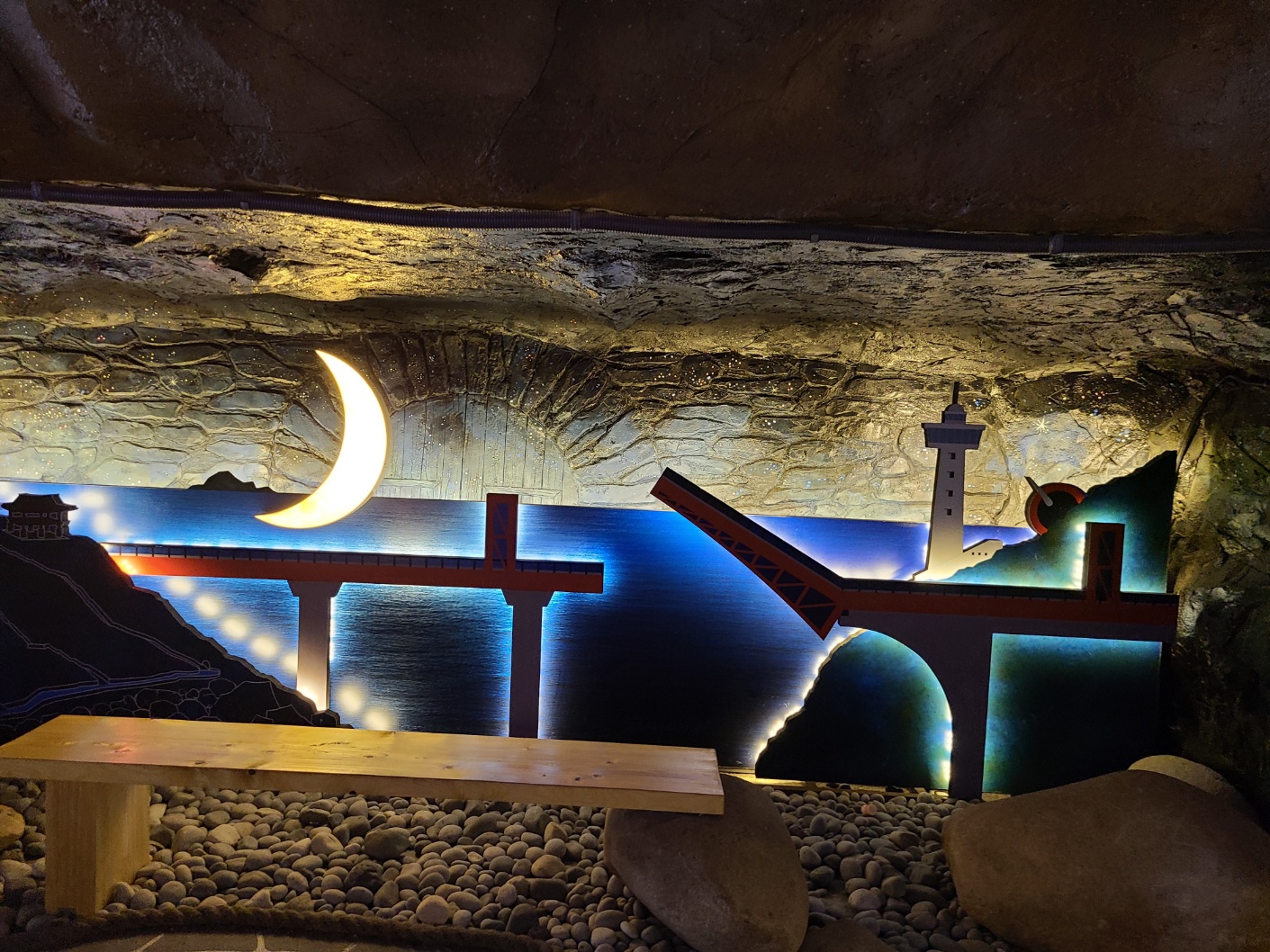 부산 흰여울해안터널 내부 중 하나