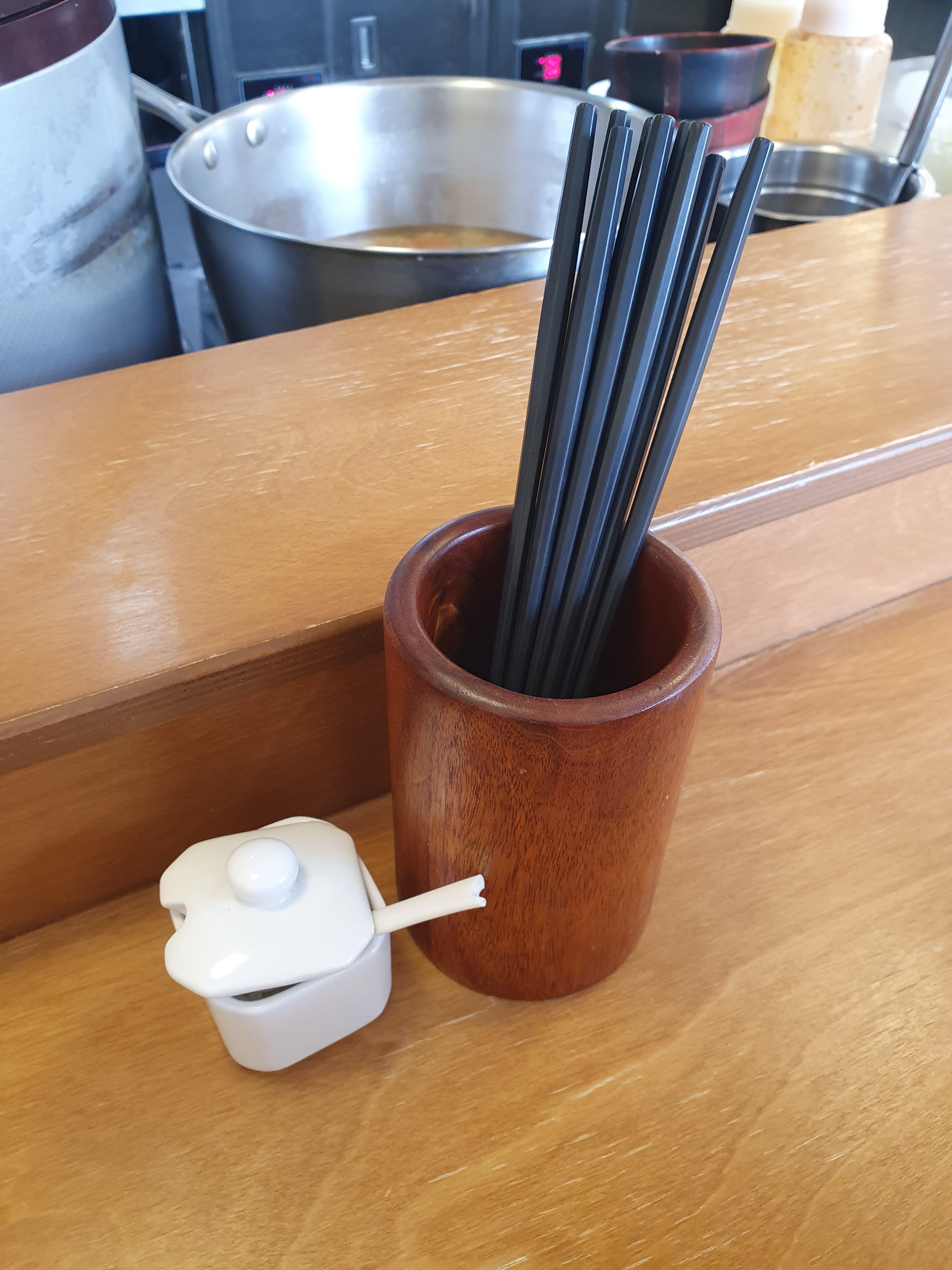 대전 갈마동 맛집 우츠 돈까스 매장 테이블 사진