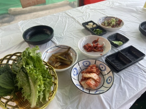 군산 장자도 바닷가횟집 기본 밑반찬과 신선한 해산물이 차려진 상차림 모습.