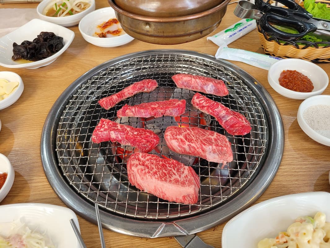 평창 한우가 석쇠에 구워지는 모습