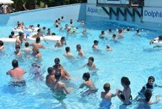 놀이공원-풀장에서-수많은-사람들이-재미있게-수영하는-모습