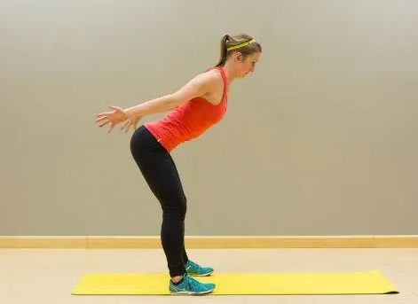 등을 펴고 어깨를 뒤로