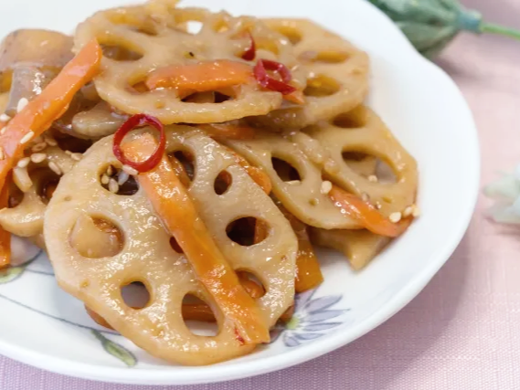 연근조림 먹는 모습