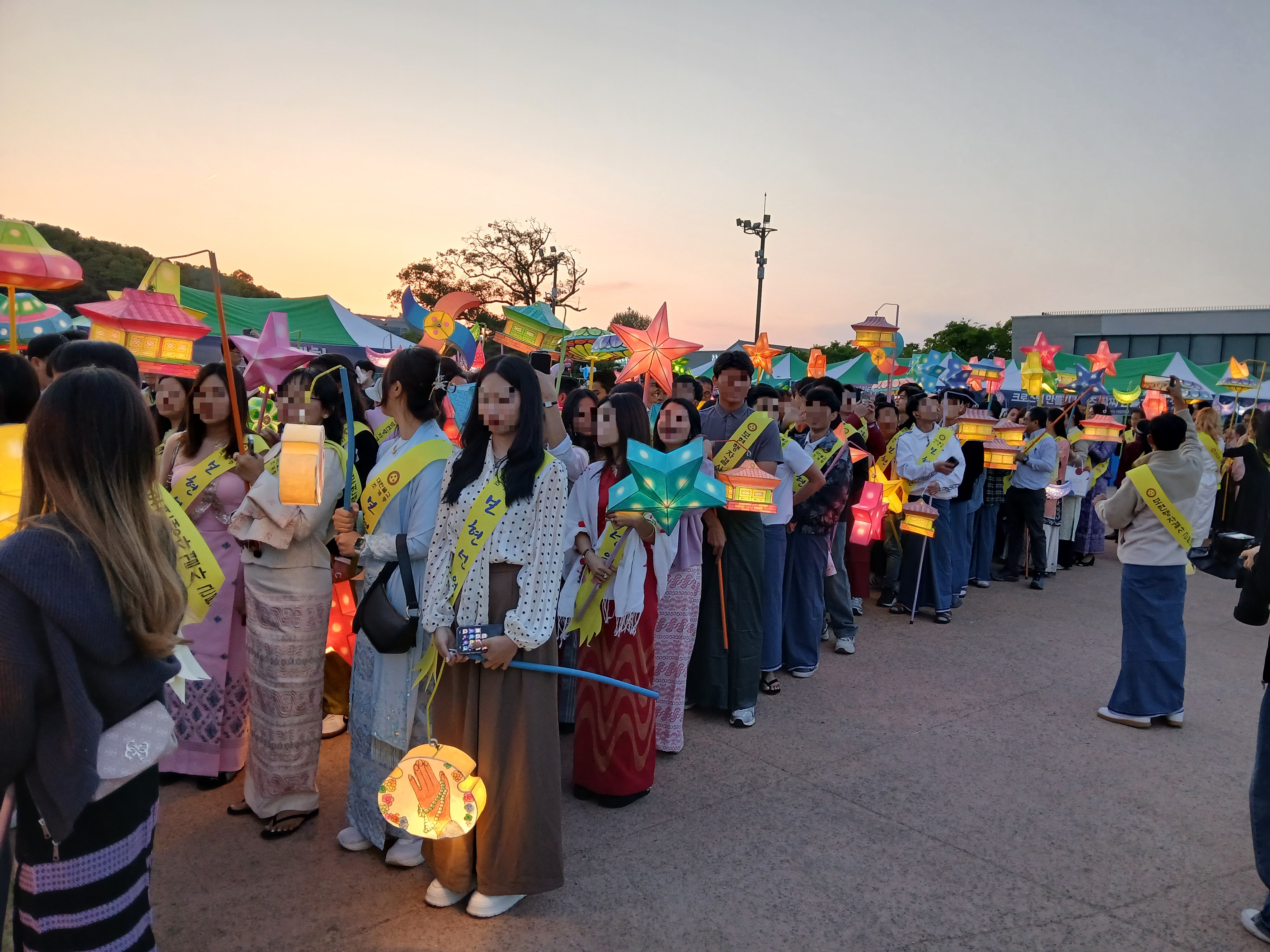 수원 연등축제에서는 다양한 나라의 불교 문화와 행렬도 함께 볼 수 있었습니다.