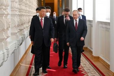 시진핑-주석과-푸틴-대통령이-크렘린궁에서-함께-걷고-있다